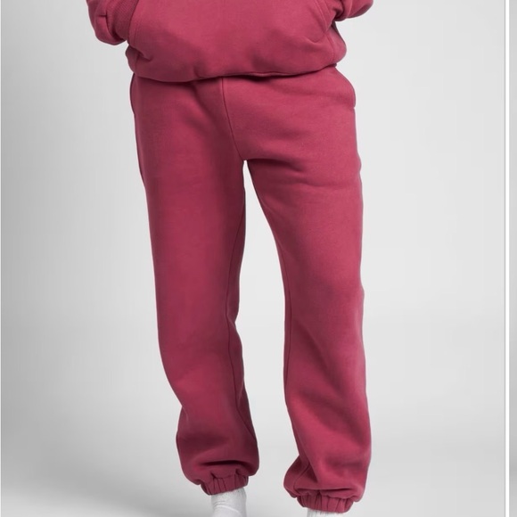 Comfrt Other - Travel Essentials Sweatpants Limited Edition Berry Size Medium *NEVER WORN*